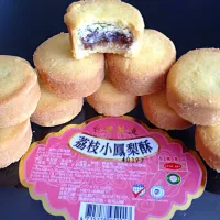 Snapdishの料理写真:Lychee Flavored Mine Pineapple Cakes|ajさん