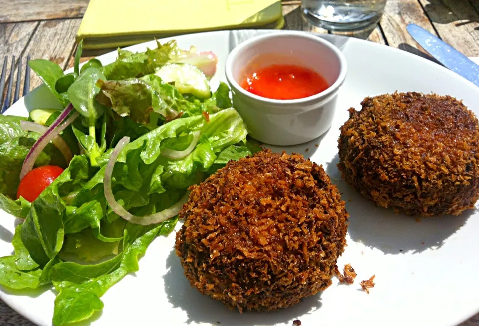 Fresh Dorset Crab Cakes with Sweet Chilli Sauce and salad|Nicole Avisさん