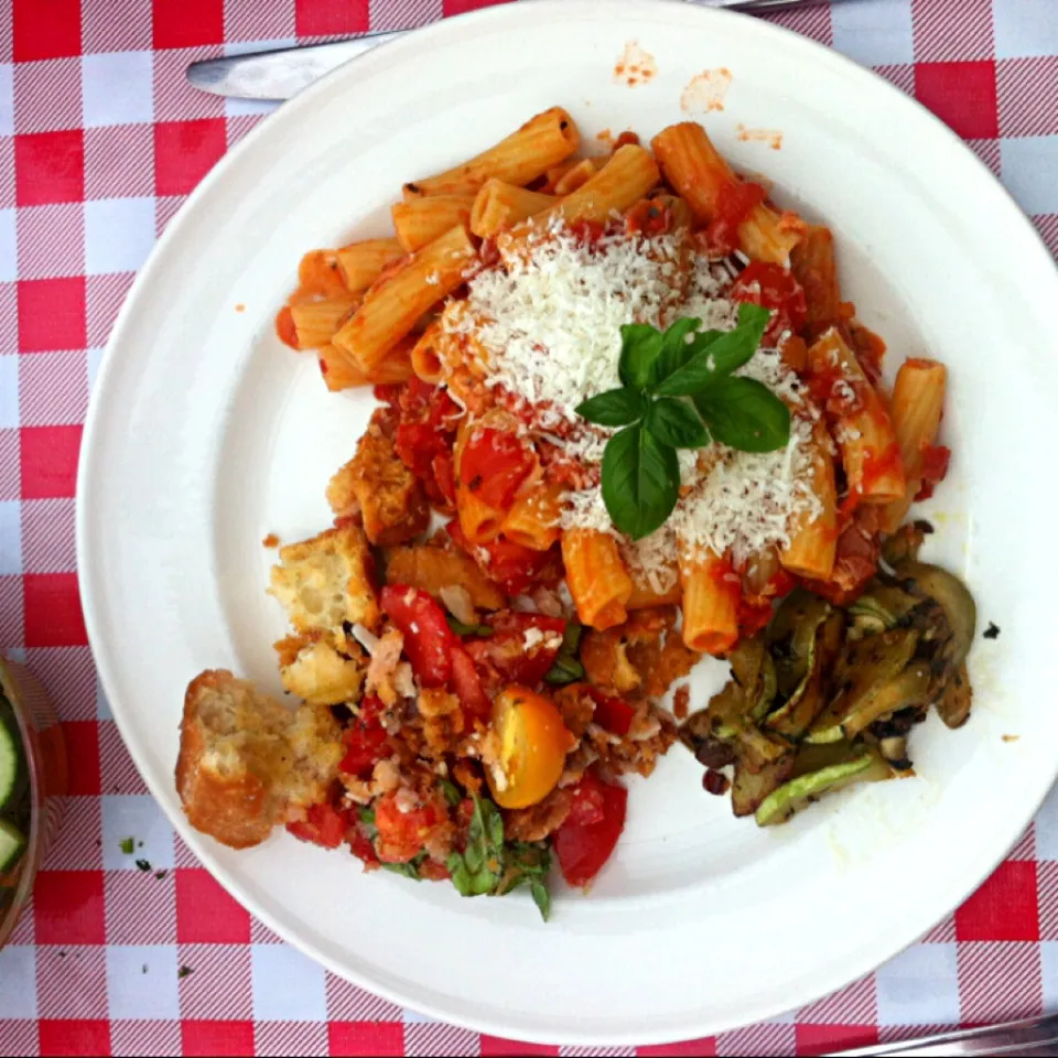 Snapdishの料理写真:Pasta amiciatra met Italiaanse broodsalade.|petitさん