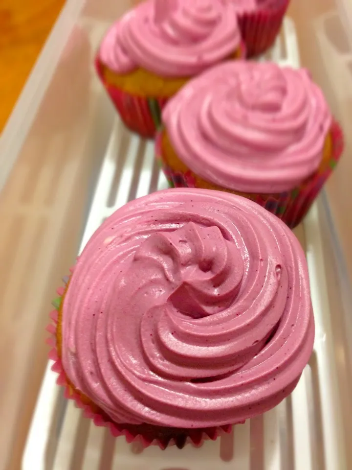 Snapdishの料理写真:Vanilla cupcakes & strawberry frozen|Angie Rayaさん