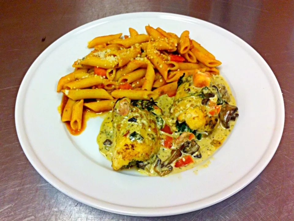 Chicken Florentine with pomodoro pasta|lucyjanosさん