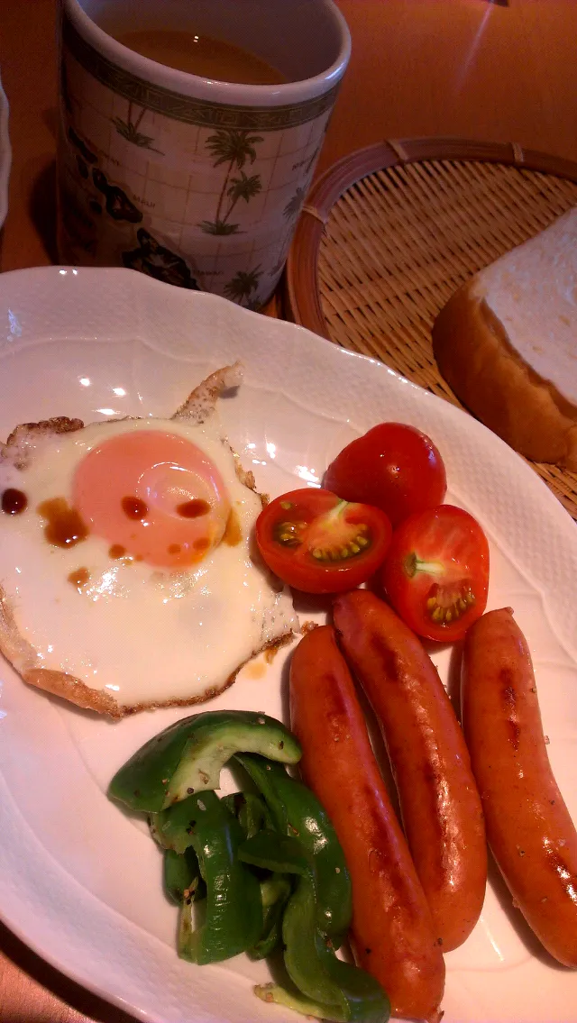 ソーセージと目玉焼きの朝ごはん|たかりょーさん