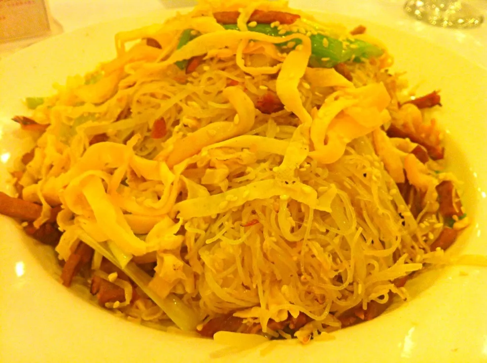 Stir-fried rice vermicelli with BBQ pork, dried shrimp & egg|skyblueさん