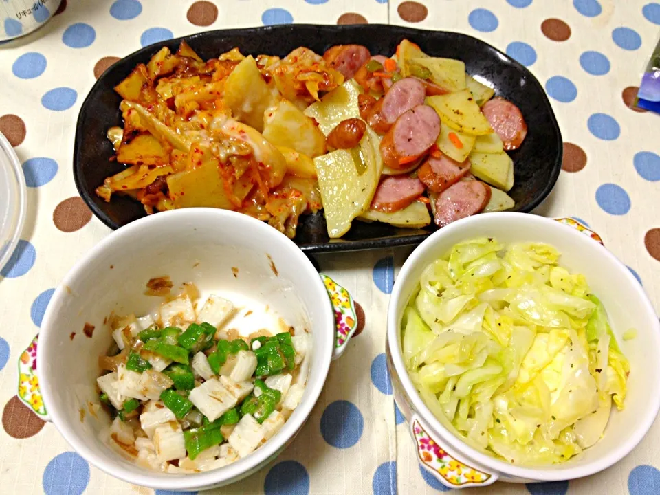 副菜四種。キムポテチ～ズ、焼きポテサラ、ネバネバ鰹和え、塩もみキャベツ。|優子さん