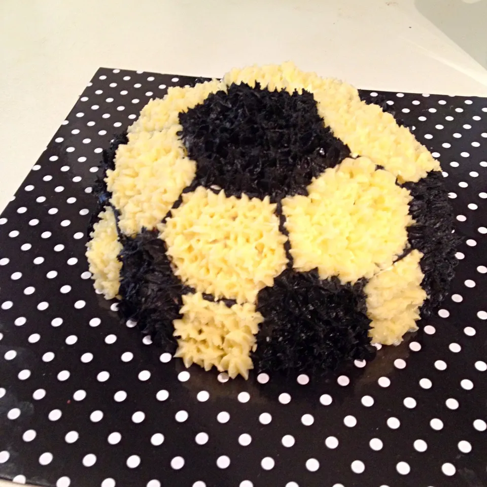 3D soccer ball cake with butter cream|Chibiko's Kitchenさん