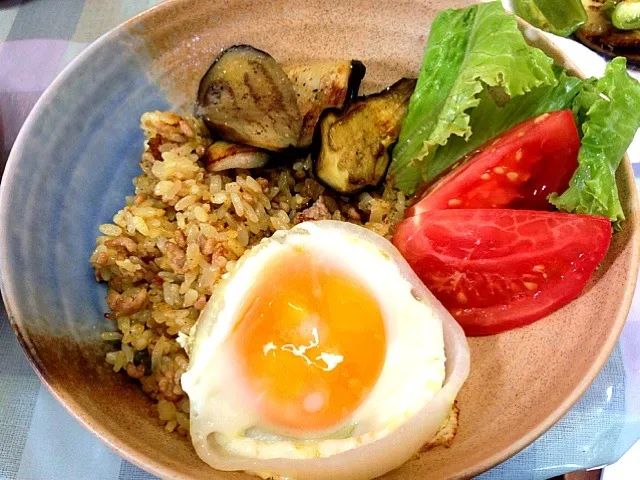 カレーピラフ目玉焼きと揚げナス添え|chiiiさん