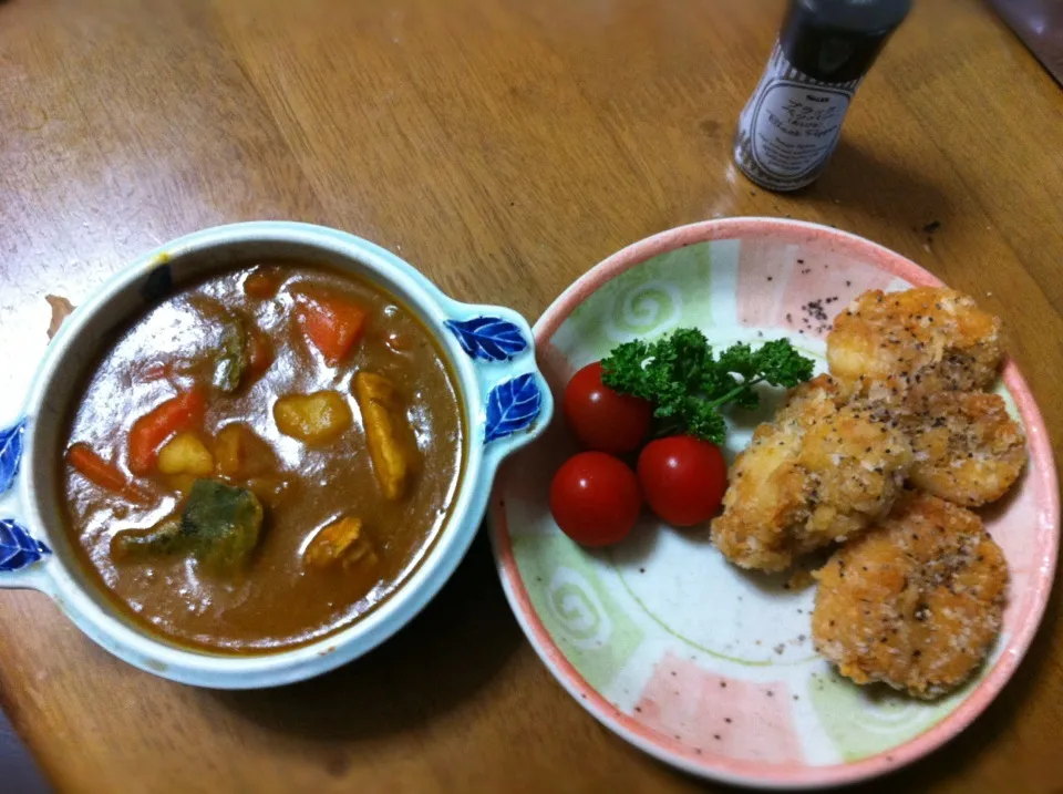 今日の夕飯、クリスピーチキン的な物が作りたかった、夏野菜入りカレーを添えて。|hanaさん