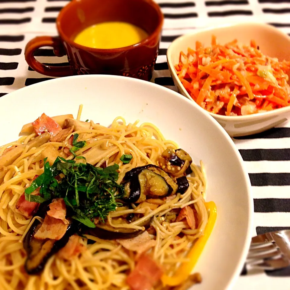 Snapdishの料理写真:茄子とキノコの和風パスタ🍀人参とツナのサラダ🍀カボチャスープ|mochaさん