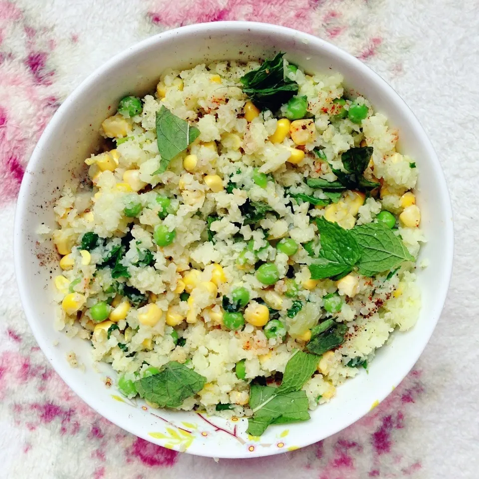 Cauliflower "rice" with spinach, peas, corn and mint leaves|Rianneさん