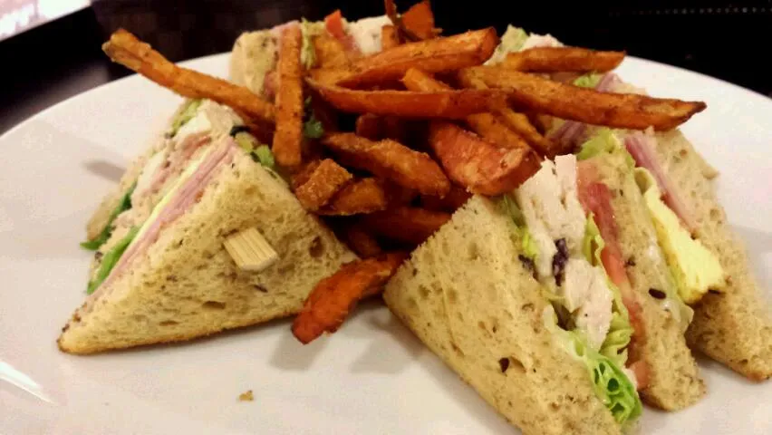 Pantry Club sandwich with ham, chicken chunks, egg, tomato and lettuce, and sweet potato fries.|genさん