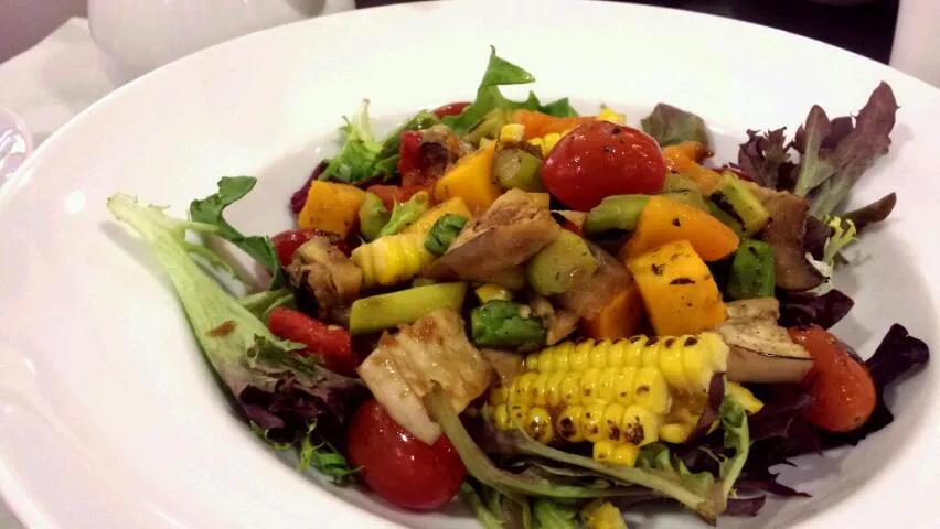 Salad with grilled egg plant, sun dried tomato, cherry tomatoes, pumpkin, green leaves and corn.|genさん