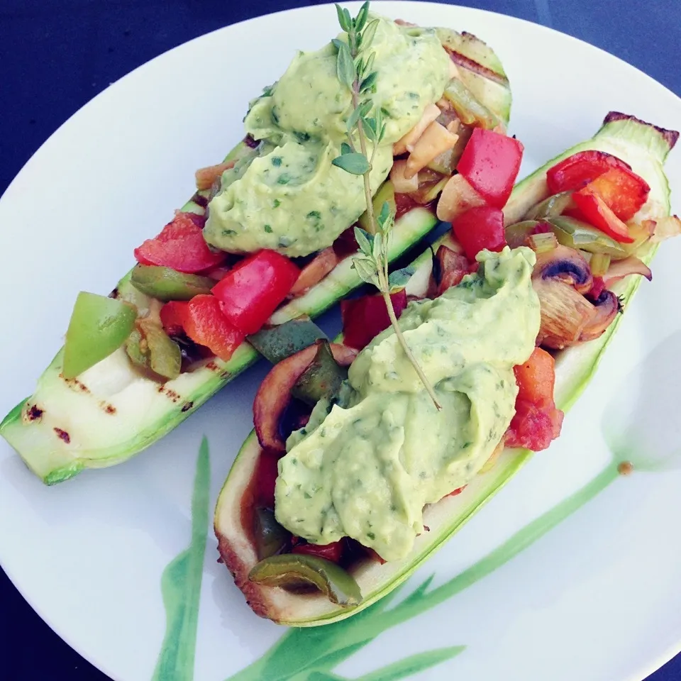 Grilled zucchini boats filled with tomato, bell pepper, mushrooms, green onion and thyme topped with a spicy avocado cream sauce|Rianneさん