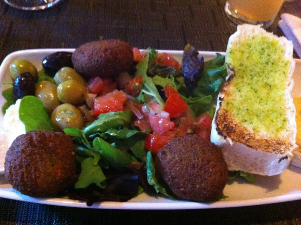 Falafel, goats cheeses, salad and olives|🍓Jolejo🍓さん