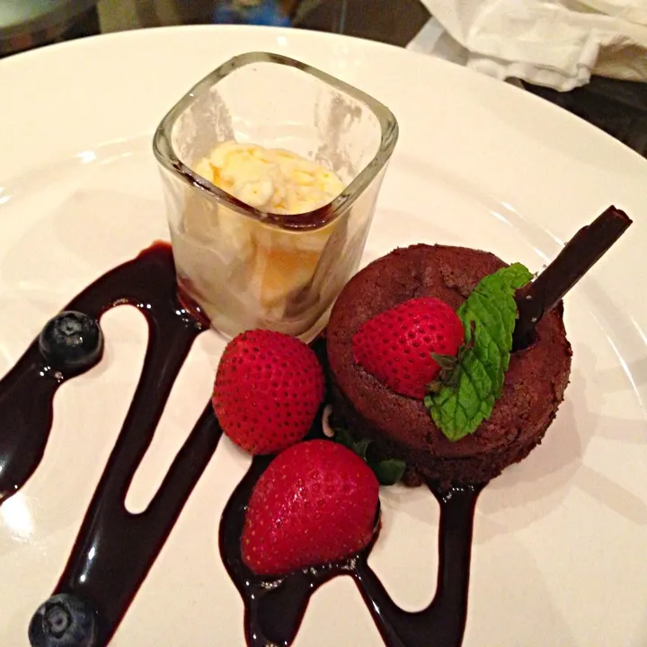 Warm chocolate cake and ice cream|Eric Chiewさん