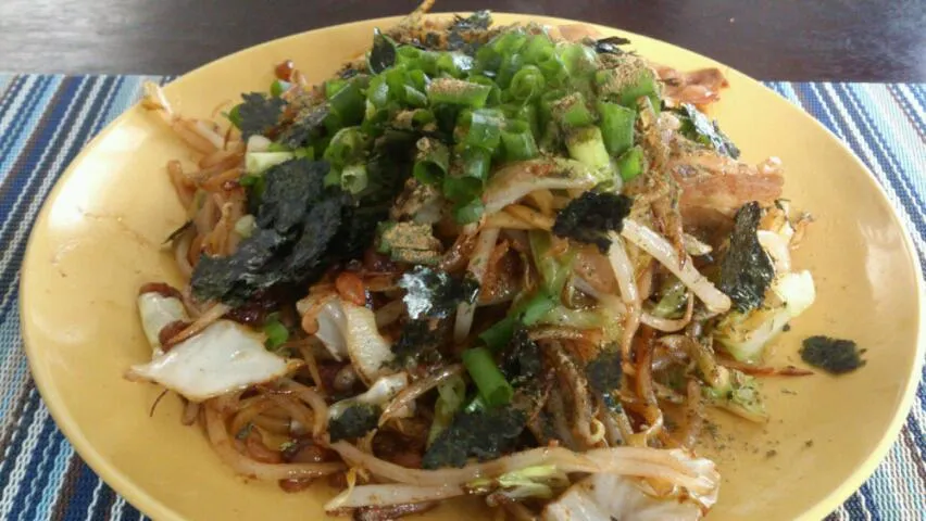 シマダヤの富士宮焼きそばを作りました。麺の食感と肉かすの旨味とソースの味が秀逸。|SATOSHI OOCHIさん