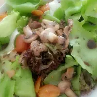 Snapdishの料理写真:fresh veggies n white mushroom salad with rice bran oil dressing balsamic》lunch @home|sara_koyさん