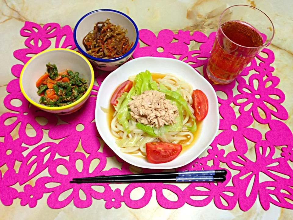 サラダうどん、にんじんとインゲンのゴマ和え、きんぴらごぼう♡|すやまみさきさん