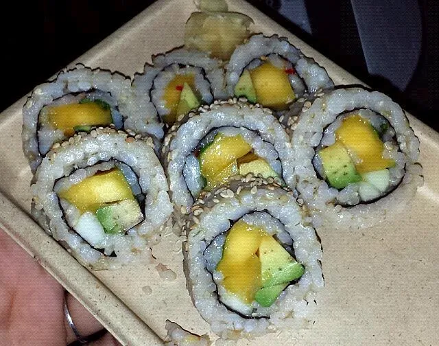 Brown rice, avocado, mango sushi roll|Meghan Tracyさん