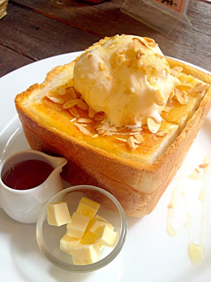 Snapdishの料理写真:Jumbo honey toast|k panさん