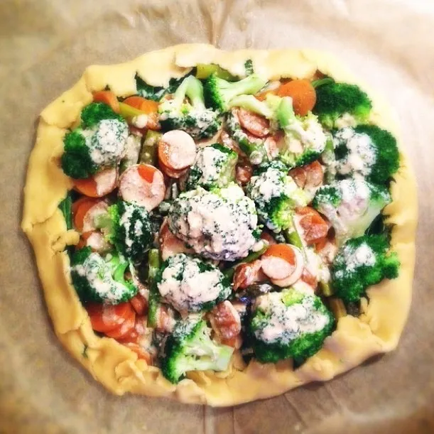 Broccoli, spinach, carrot & asparagus galette - wonderful! Took the recipe from Food52 and adjusted it a bit.. 💗💗|Sharing Plates blogさん