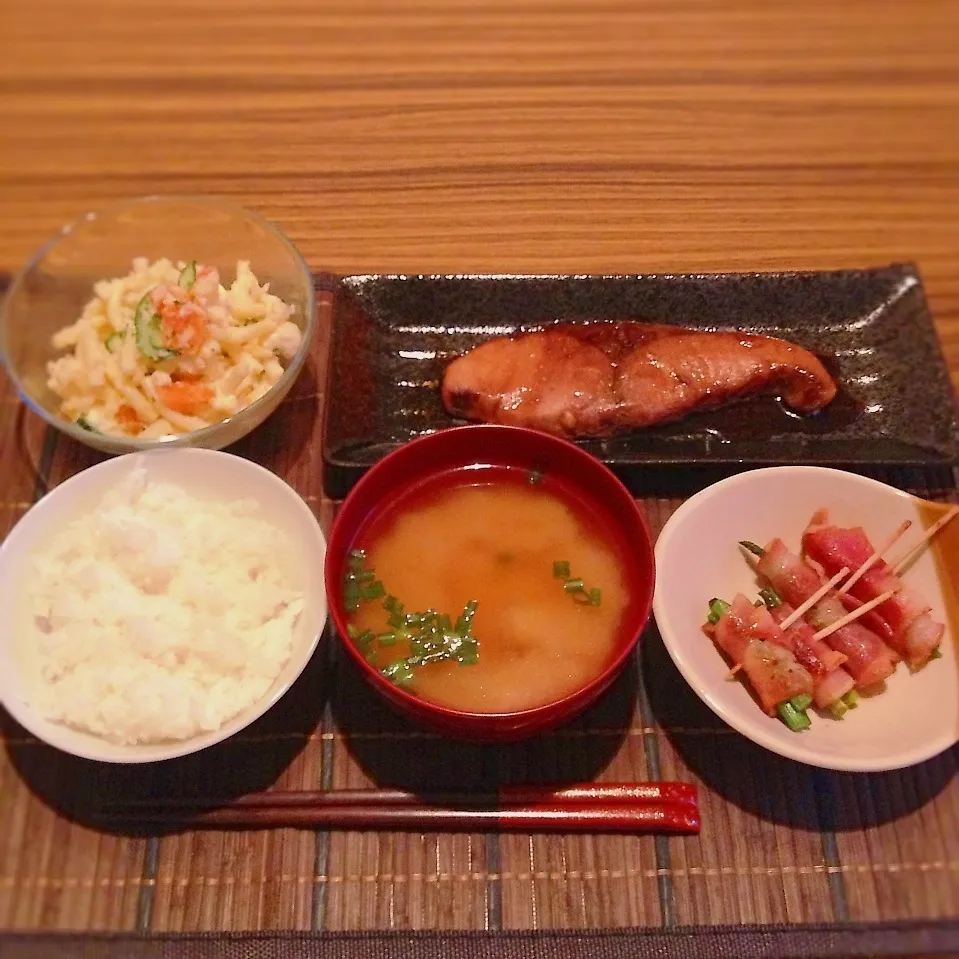 Snapdishの料理写真:鰤の照焼き、マカロニサラダ、アスパラのベーコン巻|はるさん