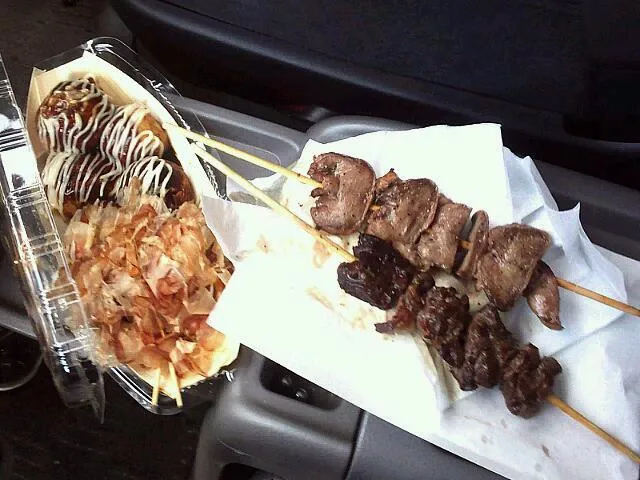 Snapdishの料理写真:中央道・談合坂ＳＡのたこ焼きと串焼き２種（タン塩、牛）|すーさん