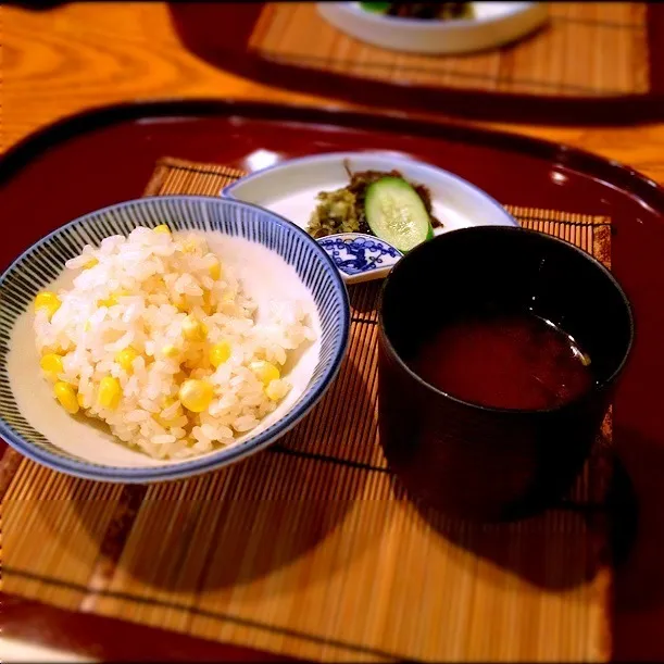 御飯:季節の御飯  京漬物  赤出汁
とうもろこしご飯でした♪|ヒロリンさん