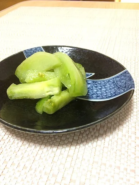 Snapdishの料理写真:青トマトの麹即漬け|しげぞーさん