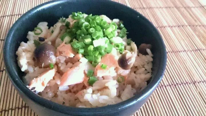 鮭としめじのバター醤油炊き込みご飯|たれぞうさん