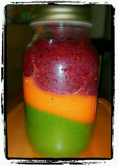 rainbow smoothies... greenmustard'kiwi'carrot'tomato'blueberry'raspberry....|Asti 🌸🌸さん