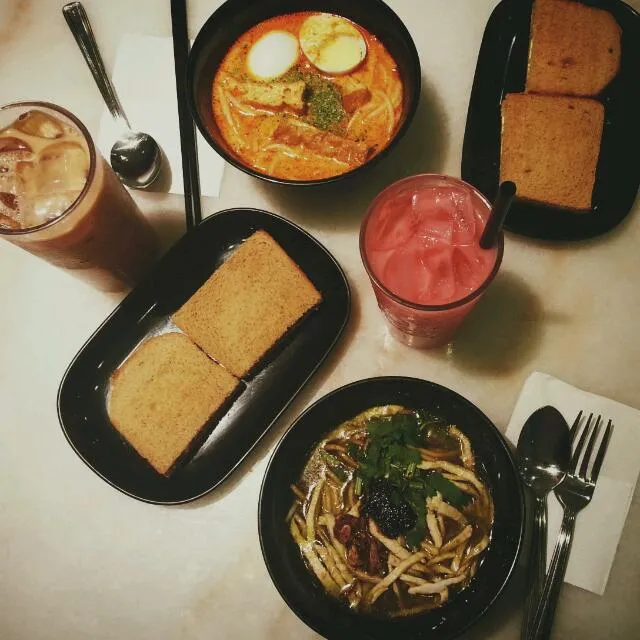 Laksa, Soto Mie, ice coffee, ice bandung,  kaya toast|Jun Kiさん