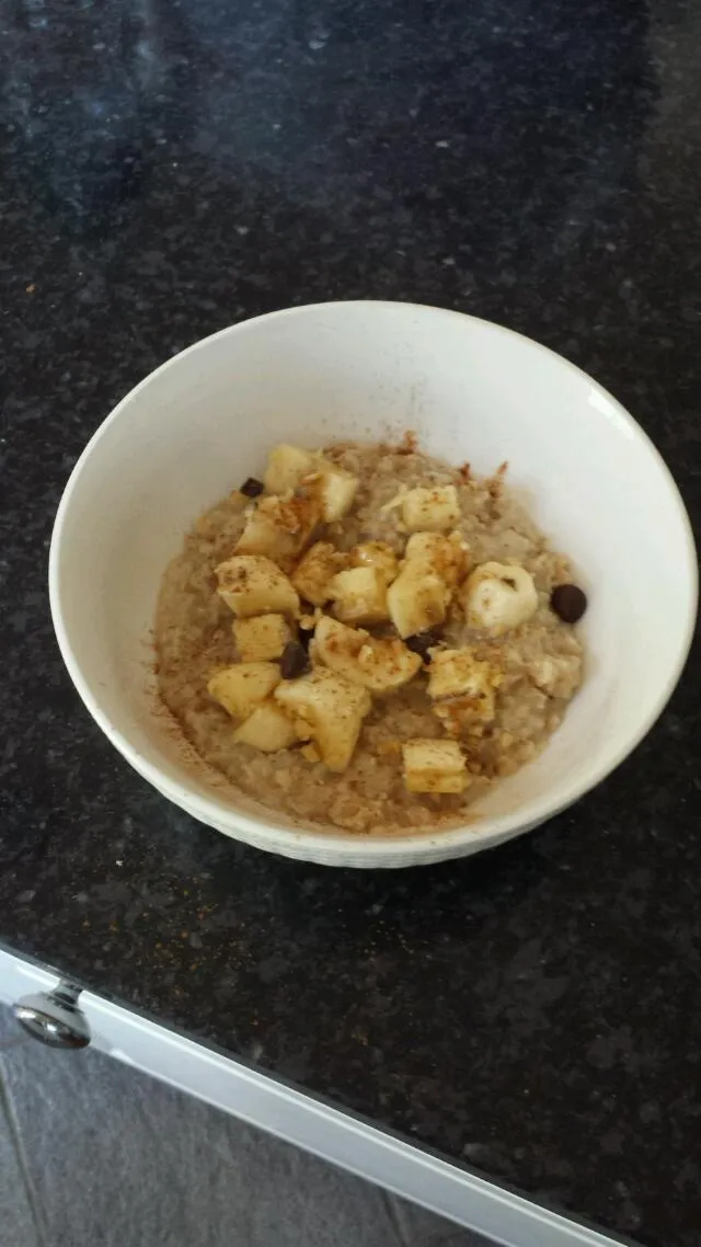 Oats, chopped bananas, chopped walnuts, dark chocolate chips, cinnamon|Meghan Tracyさん