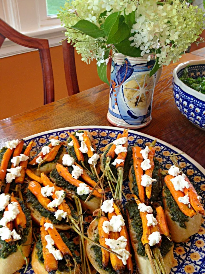 crostinto: roadted carrot & carrot green pesto|Matthew Cashenさん