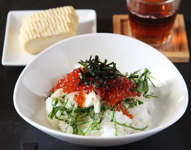 いくら丼、ごま油で和えたミョウガ入り|マユマユさん