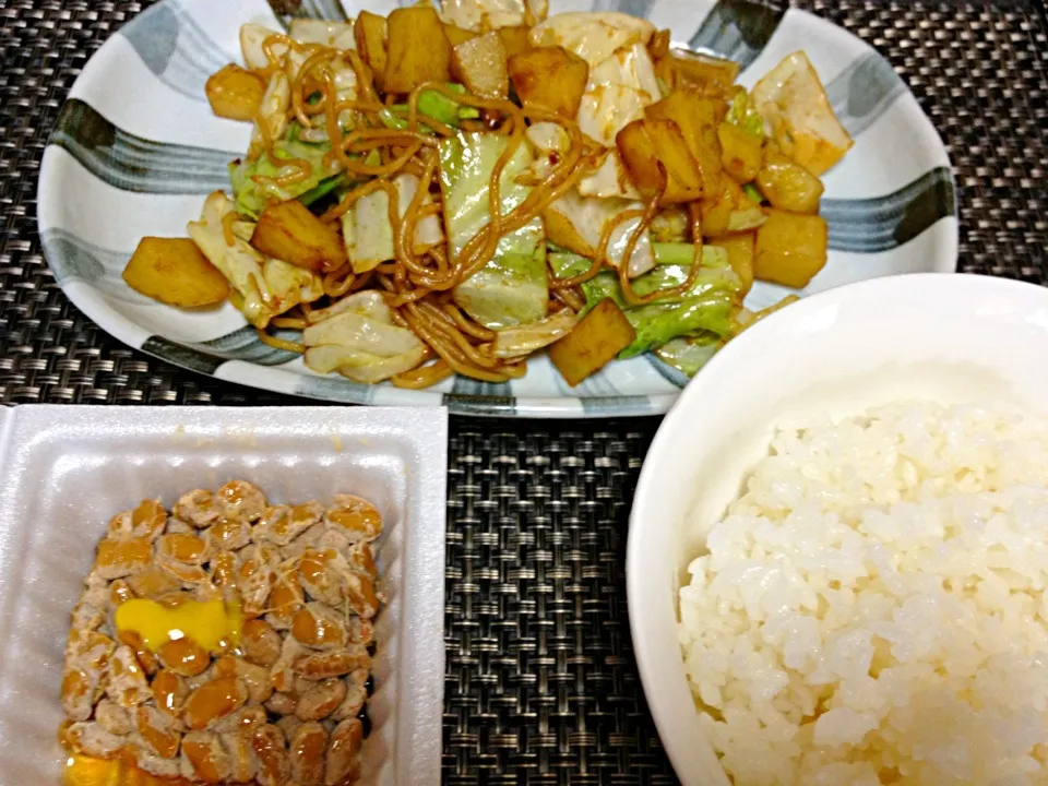 Snapdishの料理写真:#昼飯 納豆、白米、ポテトキャベツ焼きそば。|ms903さん