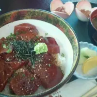 Snapdishの料理写真:生マグロ海鮮丼(*^^*)|聖さん