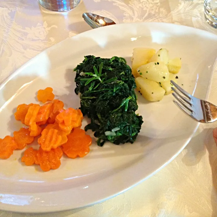 Spinach with potatoes and flower carottes 💚|janine hartungさん