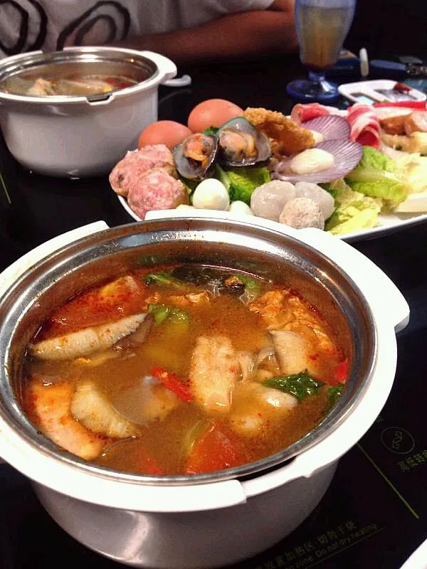 Tom Yum broth steamboat!|joey limさん