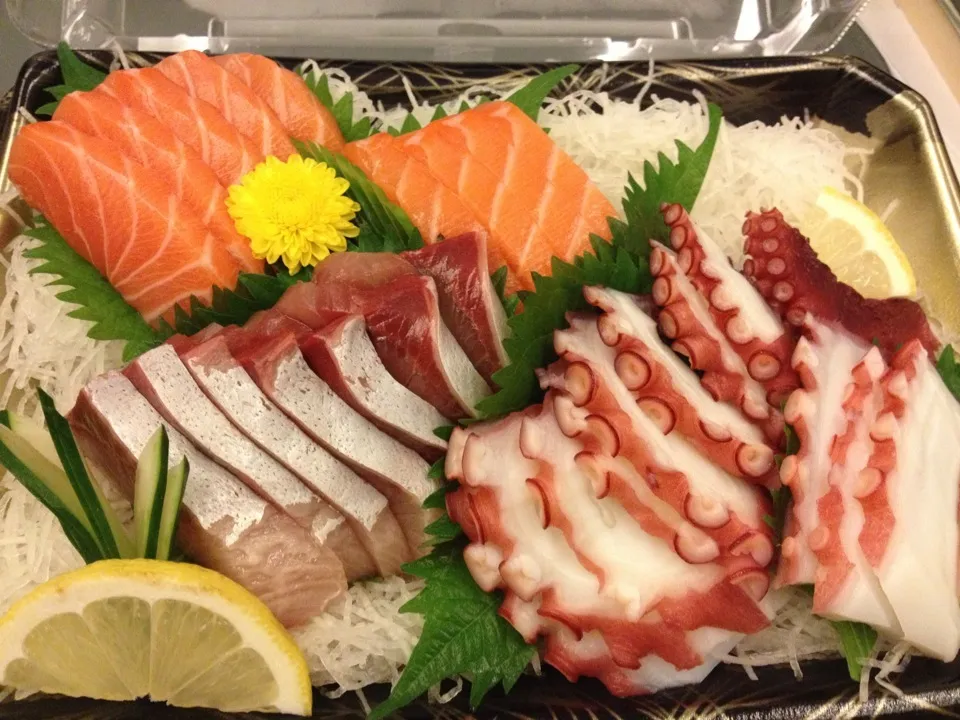 Salmon, yellow tail, tako sashimi|AmeSabさん