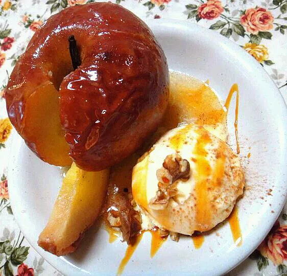 Snapdishの料理写真:baked apple with caramel ice cream|Alley Catさん