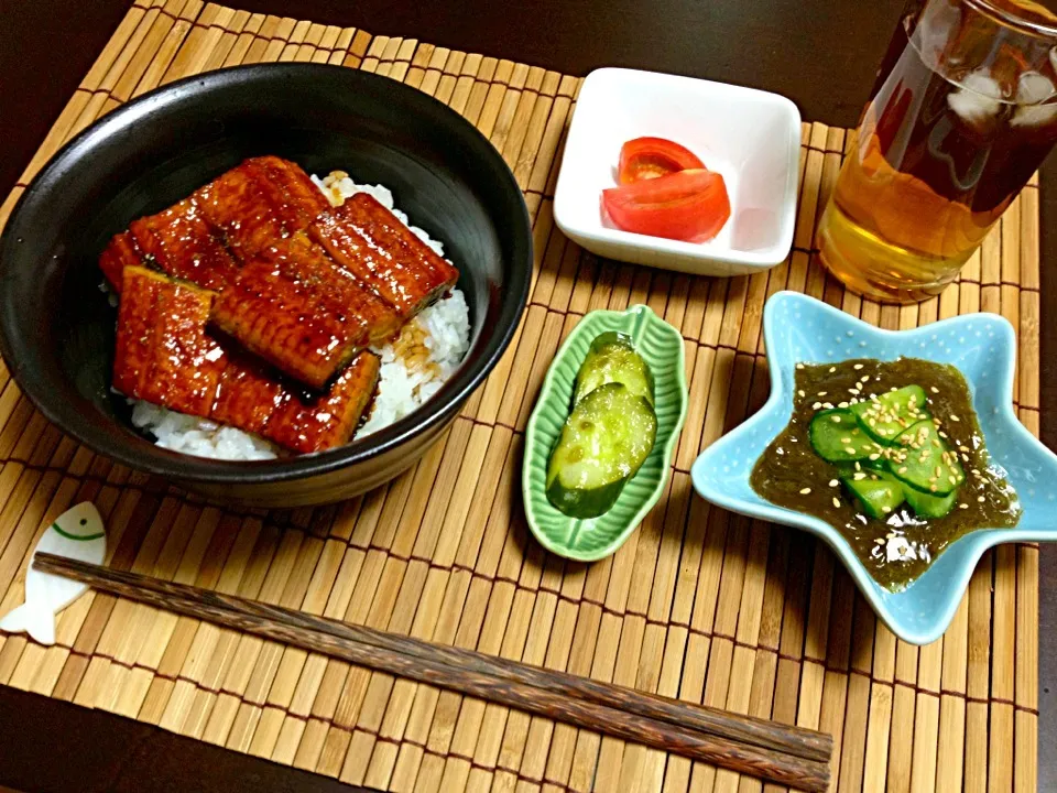 Snapdishの料理写真:土用の丑の日.鰻丼.越前産もずく酢.キュウリぬか漬け|恭子さん