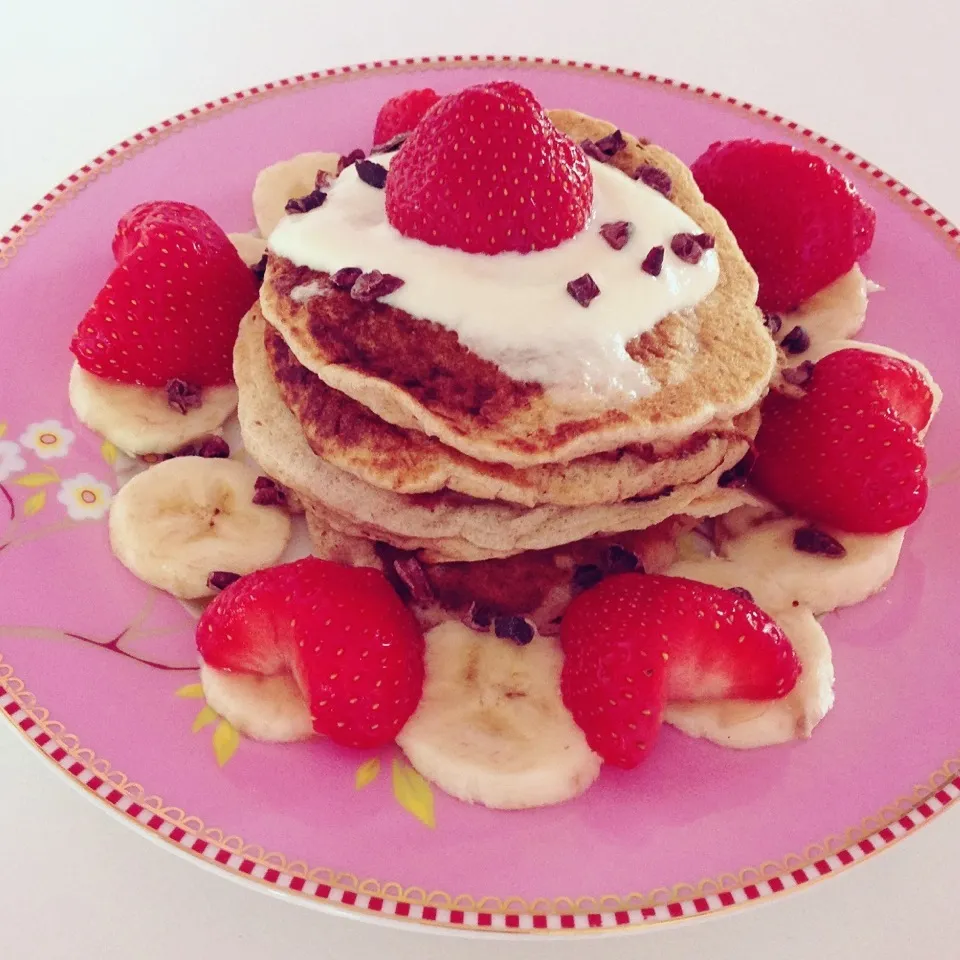 Vegan spelt pancakes with soy yogurt, banana slices, strawberry and raw cacao nibs|Rianneさん