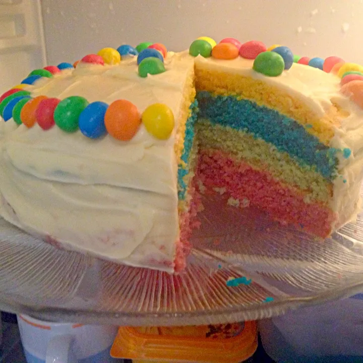 Rainbow birthday cake with vanilla frosting and m&m's|janine hartungさん