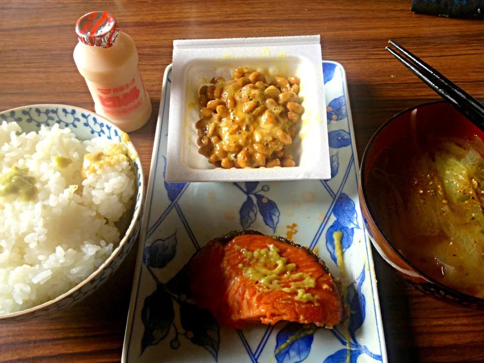 Snapdishの料理写真:本日の朝食、鮭と納豆定食|sakumaさん