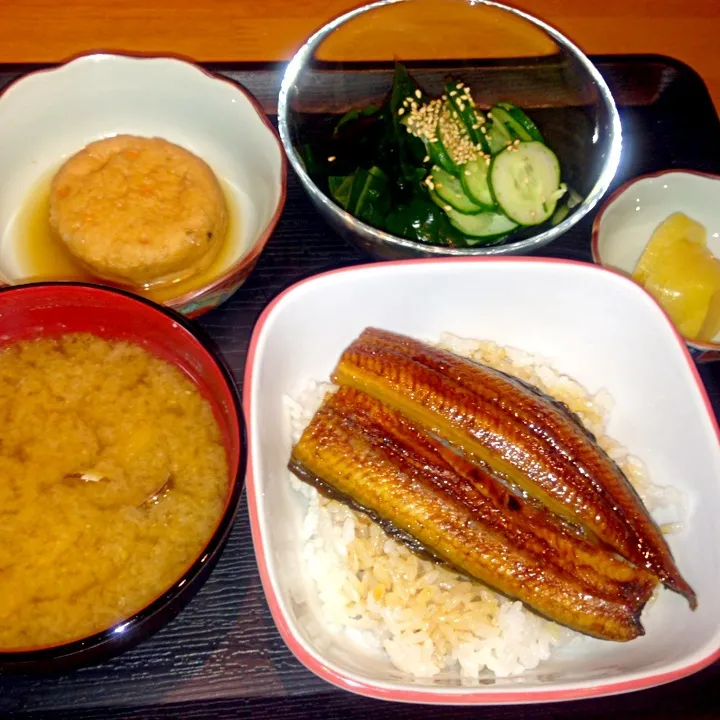 うな丼 . がんもの煮物 . ワカメときゅうりの酢の物 . アサリのみそ汁|なるなるさん