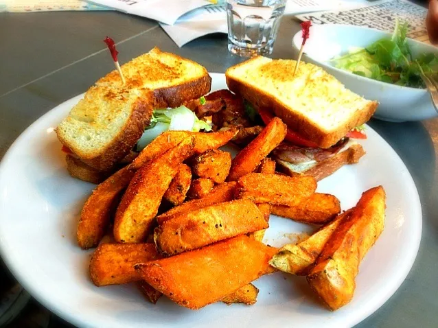 Crispy bacon🍖avocado🍞sandwich 🍟fried sweet potato🍟|Nonononoさん