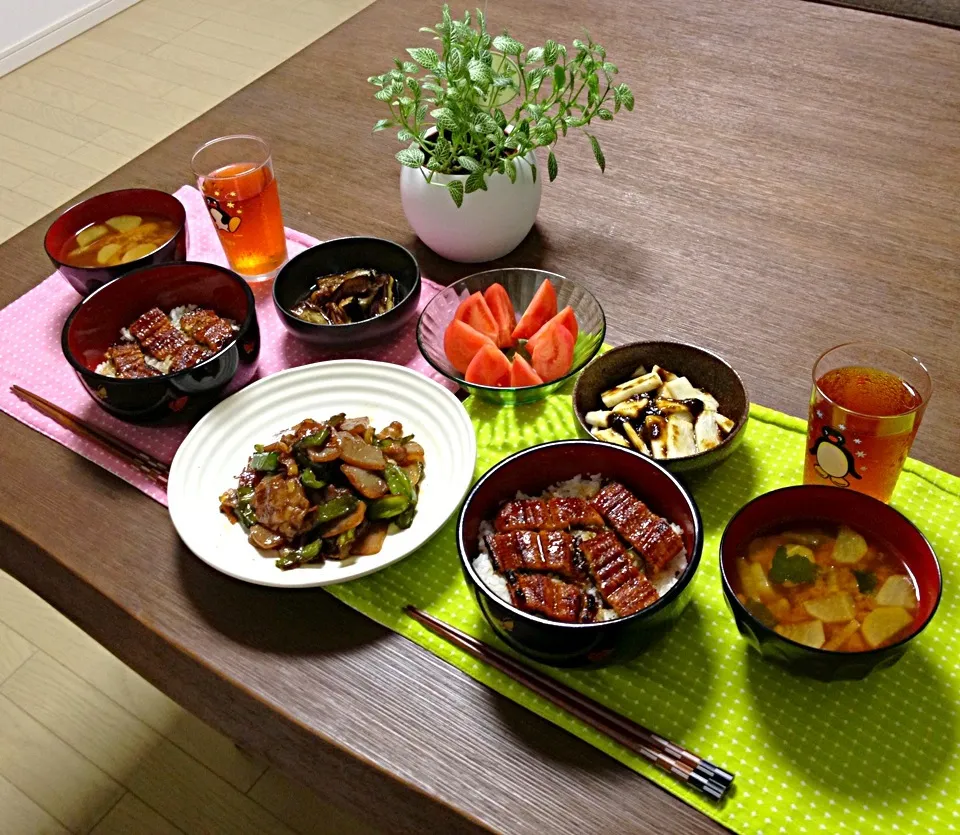 鰻丼、こんにゃくとピーマンの肉炒め、茄子の柚子こしょう和え、冷やしトマト、長芋の海苔和え、大根のお味噌汁|pentarouさん