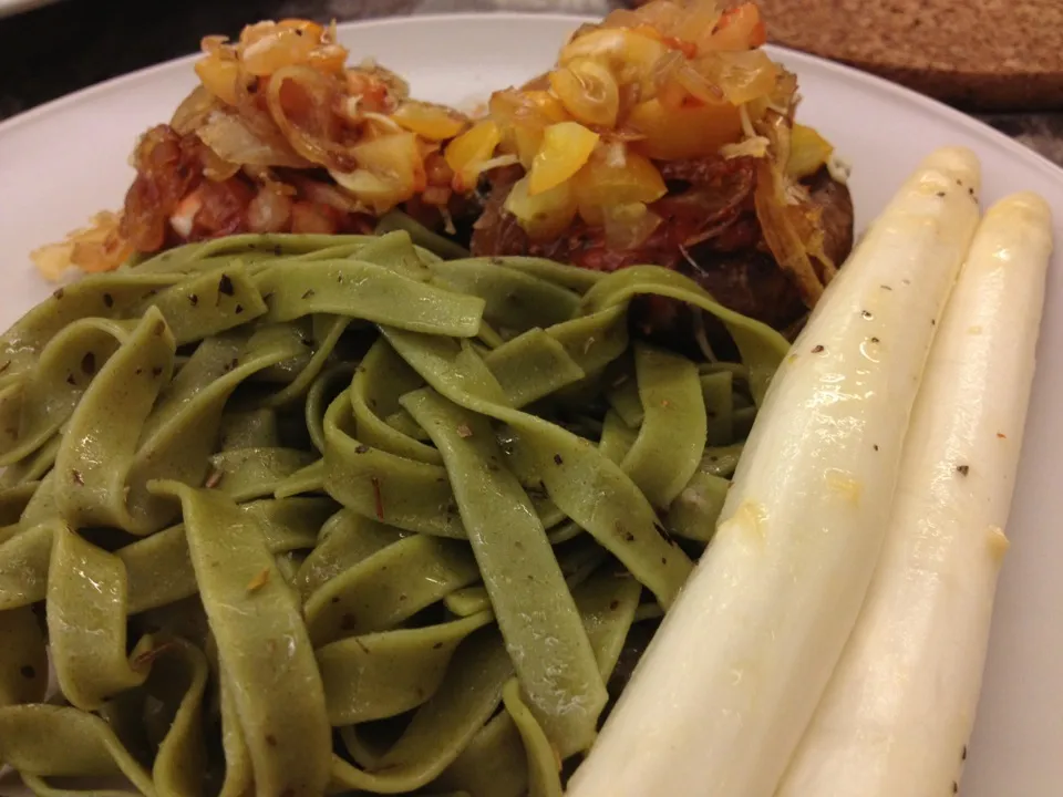 Spinach pasta with white asparagus and grilled portobello mushroom|AmeSabさん