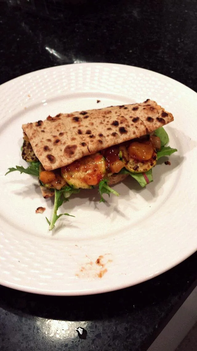 Vegan burger flatbread. zucchini, baby spinach & mango peach salsa|Meghan Tracyさん