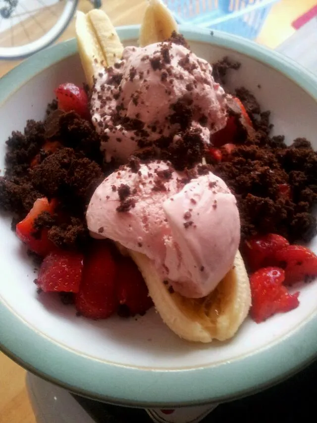 Snapdishの料理写真:banana split with homemade brownies, ice cream and fruit|hollyさん